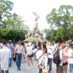 la foule au pied de la sculpture des 5 chèvres